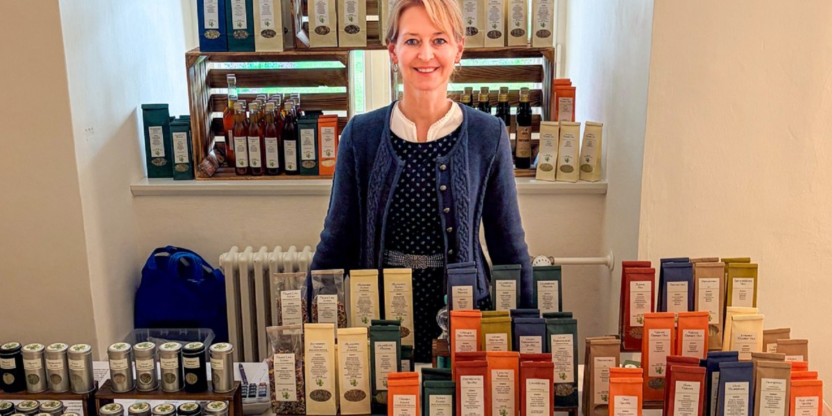 Verkaufsstand mit der vielfältigen Produktpalette des Kräuter-Erlebnis-Ladens "Isarglÿck", die auf Märkten und ausgewählten Läden und immer im Onlineshop erhältlich ist., © Isarglÿck, Yvonne Öttl Verkaufsstand mit der vielfältigen Produktpalette des Kräuter-Erlebnis-Ladens "Isarglÿck", die auf Märkten und ausgewählten Läden und immer im Onlineshop erhältlich ist., © Isarglÿck, Yvonne Öttl