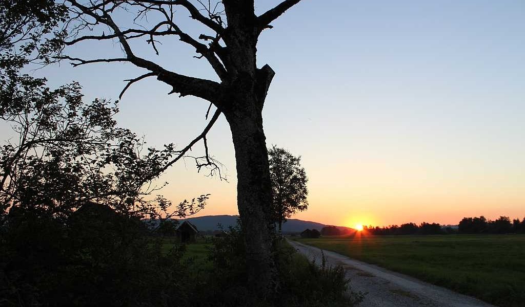 Sonnenuntergang am Moosrundweg, © Tölzer Land Tourismus Sonnenuntergang am Moosrundweg, © Tölzer Land Tourismus