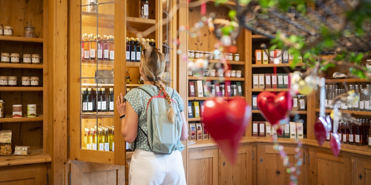 Kräuter-Erlebnis-Laden Tölzer Land, Benediktbeuern Dietmar Denger-35 web, © Tölzer Land Tourismus, Dt. Alpenstraße. Foto: Dietmar Denger Kräuter-Erlebnis-Laden Tölzer Land, Benediktbeuern Dietmar Denger-35 web, © Tölzer Land Tourismus, Dt. Alpenstraße. Foto: Dietmar Denger
