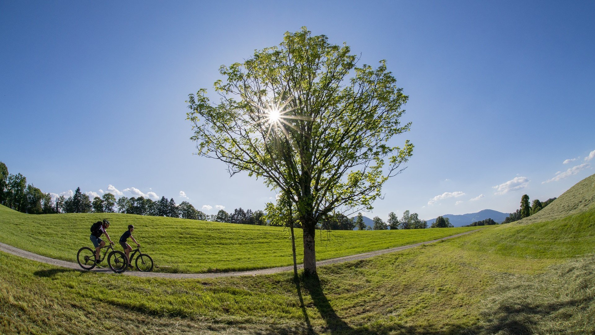Radelfahren macht Spaß - auf rund 500 km beschilderten Radwegen im Tölzer Land, © Tölzer Land Tourismus|Foto: Bernd Ritschel Radelfahren macht Spaß - auf rund 500 km beschilderten Radwegen im Tölzer Land, © Tölzer Land Tourismus|Foto: Bernd Ritschel