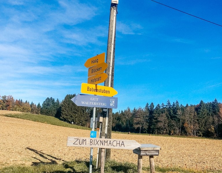 Wegweiser zwischen Babenstuben und Oberherrnhausen, © Fakultät für Tourismus - Hochschule München - Digitales Marketing & Management Wegweiser zwischen Babenstuben und Oberherrnhausen, © Fakultät für Tourismus - Hochschule München - Digitales Marketing & Management