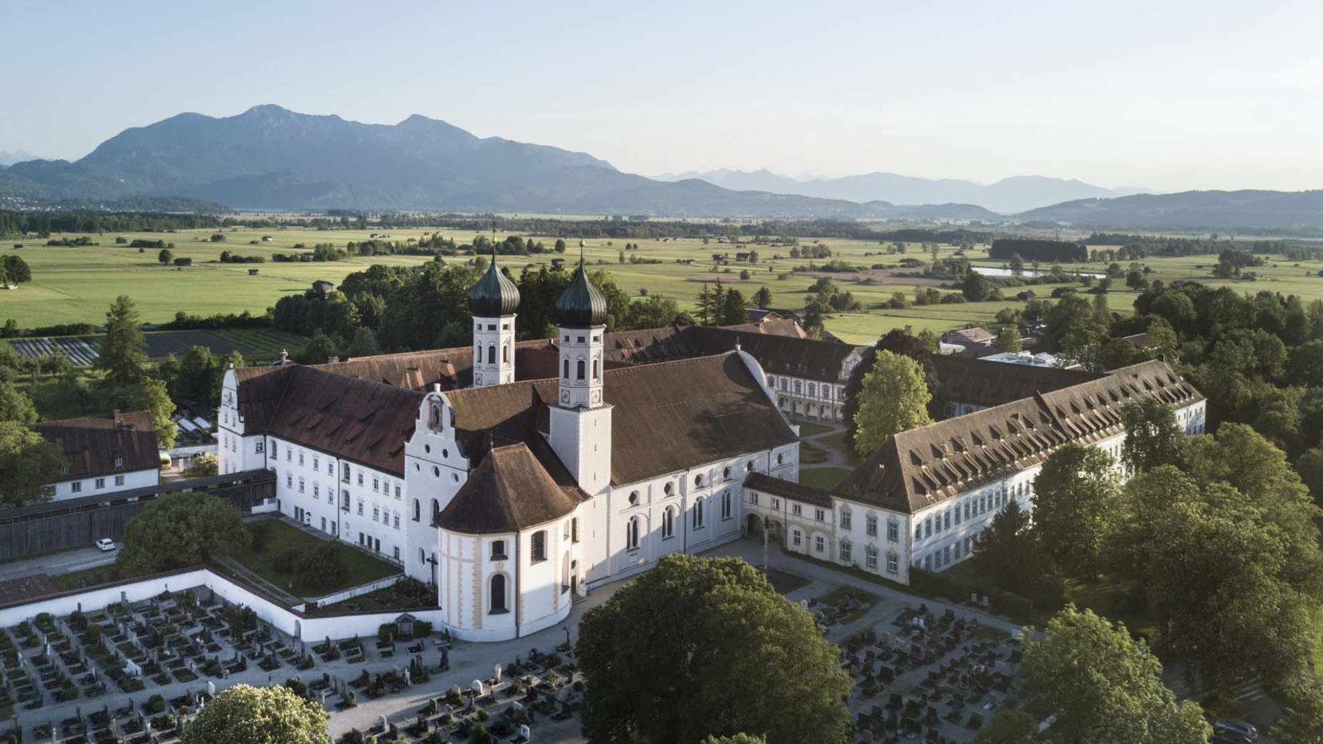 Kloster Benediktbeuern mit Blick auf die Benediktenwand, © Tölzer Land Tourismus / Foto Peter von Felbert Kloster Benediktbeuern mit Blick auf die Benediktenwand, © Tölzer Land Tourismus / Foto Peter von Felbert