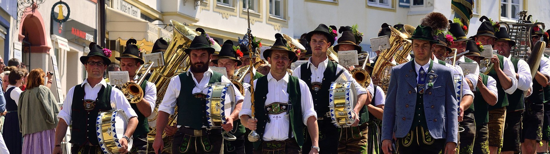 Musikappelle in Tracht in der Marktstrasse in Bad Tölz, © Stadt Bad Tölz Musikappelle in Tracht in der Marktstrasse in Bad Tölz, © Stadt Bad Tölz