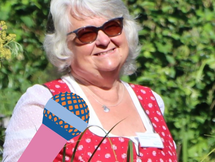Die Kräuterpädagogin Annelies Stockinger aus Bad Heilbrunn ist Kräuterpädagogin und zu Gast im Podcast dochdort (Mikrophonsymbol), © Tölzer Land Tourismus Die Kräuterpädagogin Annelies Stockinger aus Bad Heilbrunn ist Kräuterpädagogin und zu Gast im Podcast dochdort (Mikrophonsymbol), © Tölzer Land Tourismus