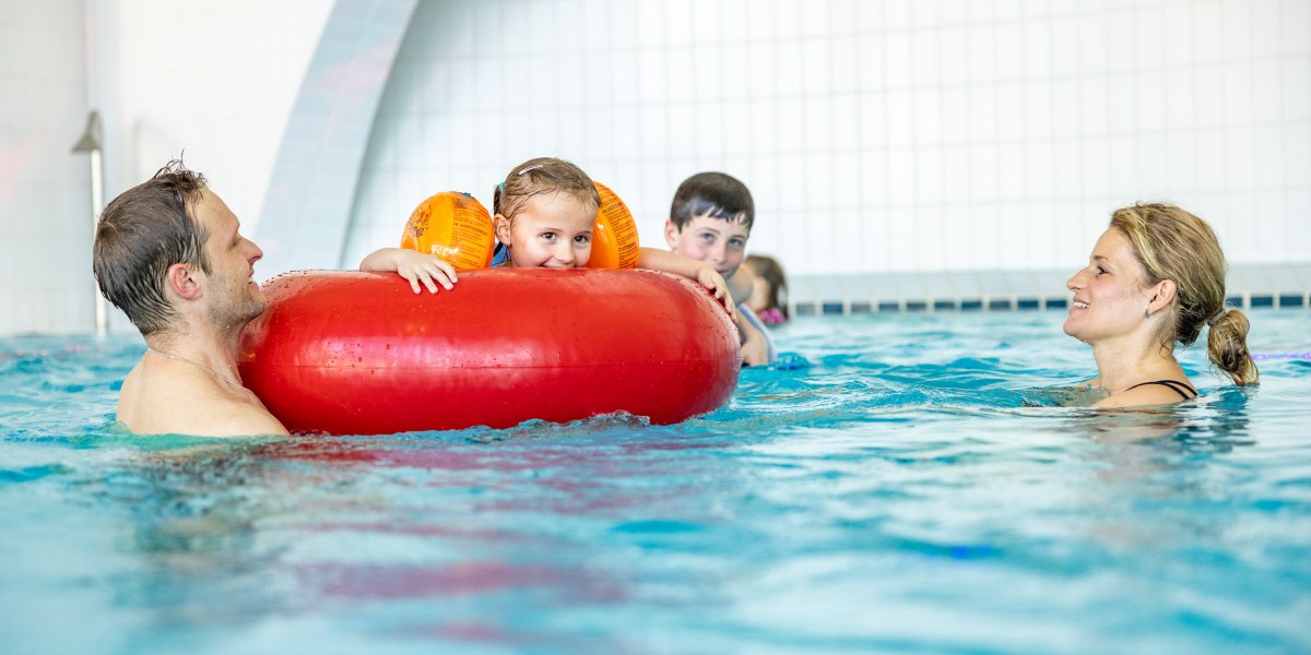 Familie in der Isarwelle Lenggries., © Adrian Greiter Familie in der Isarwelle Lenggries., © Adrian Greiter