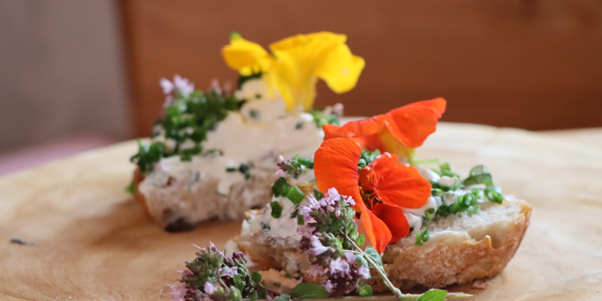 Kräuterbrotzeit mit essbaren Blüten und frischem Quark, © Tölzer Land Tourismus Kräuterbrotzeit mit essbaren Blüten und frischem Quark, © Tölzer Land Tourismus