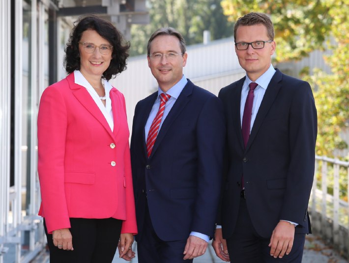 Der Sparkassenvorstand:
Renate Waßmer, Christian Spindler und Thorsten Straubinger
, © Sparkasse Bad Tölz-Wolfratshausen Der Sparkassenvorstand:
Renate Waßmer, Christian Spindler und Thorsten Straubinger
, © Sparkasse Bad Tölz-Wolfratshausen
