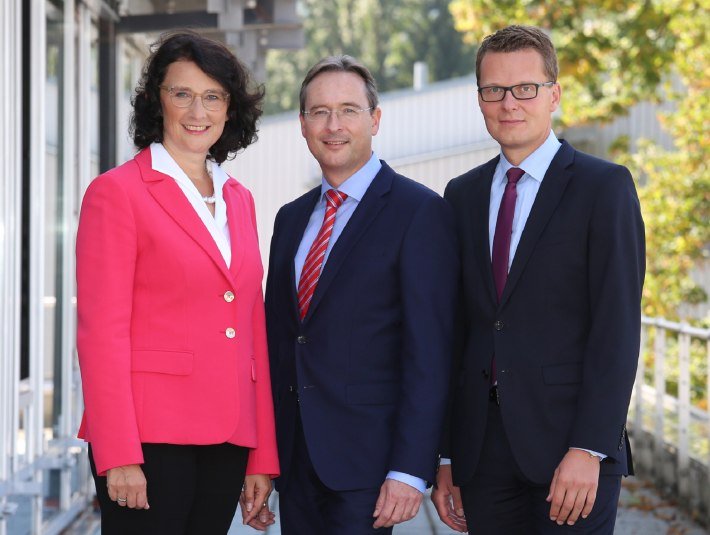 Der Sparkassenvorstand:
Renate Waßmer, Christian Spindler und Thorsten Straubinger
, © Sparkasse Bad Tölz-Wolfratshausen Der Sparkassenvorstand:
Renate Waßmer, Christian Spindler und Thorsten Straubinger
, © Sparkasse Bad Tölz-Wolfratshausen