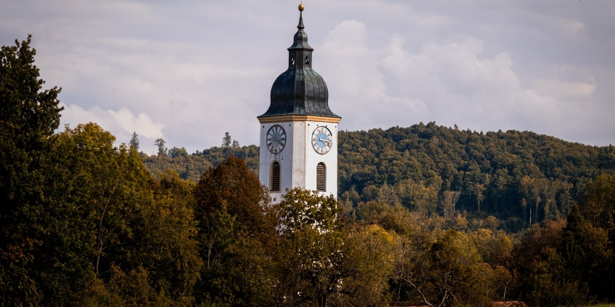 Der markante Turm des Klosters Dietramszell ragt in der Herbstlandschaft auf., © Tölzer Land Tourismus|Christian Geigl Der markante Turm des Klosters Dietramszell ragt in der Herbstlandschaft auf., © Tölzer Land Tourismus|Christian Geigl