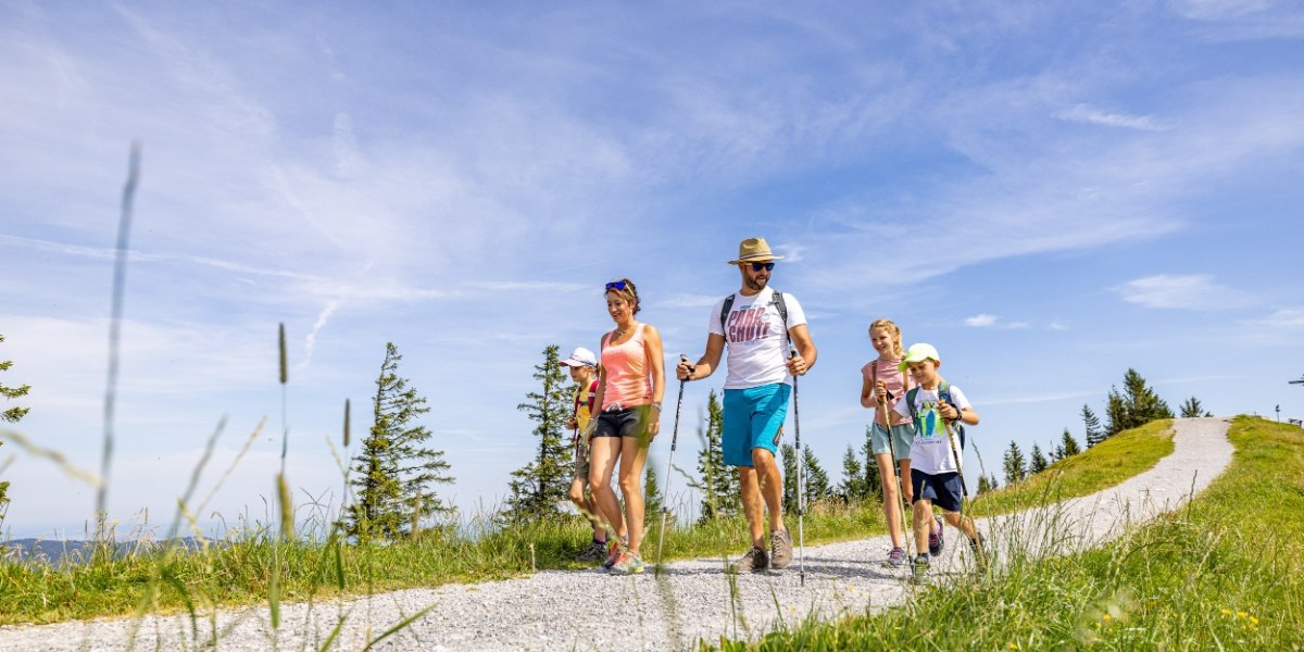 Familie wandert am Brauneck, © Tourismus Lenggries Familie wandert am Brauneck, © Tourismus Lenggries