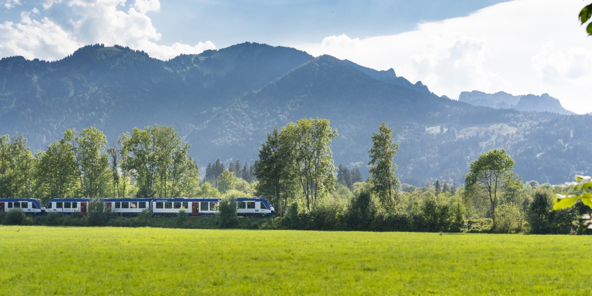 Mit der Bayerischen Regiobahn durch blühende Wiesen durch das Isartal bei Lenggries mit Blick auf's Brauneck, © Bayerische Regionbahn GmbH Mit der Bayerischen Regiobahn durch blühende Wiesen durch das Isartal bei Lenggries mit Blick auf's Brauneck, © Bayerische Regionbahn GmbH