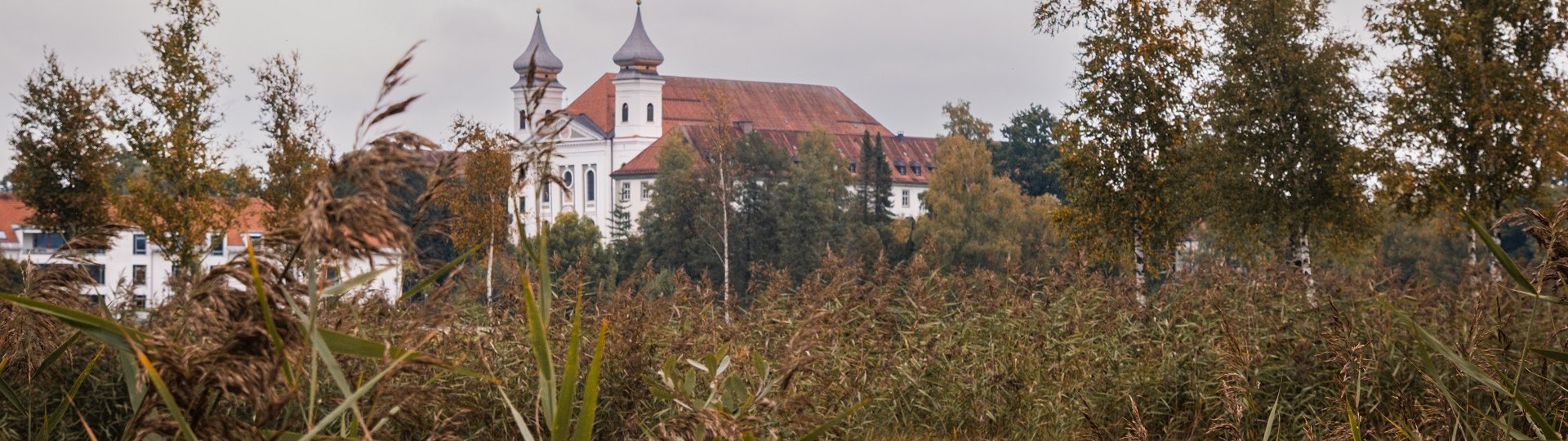 Blick auf Kloster Schlehdorf, © Tölzer Land Tourismus|Chris Geigl, sowhatwetravel Blick auf Kloster Schlehdorf, © Tölzer Land Tourismus|Chris Geigl, sowhatwetravel