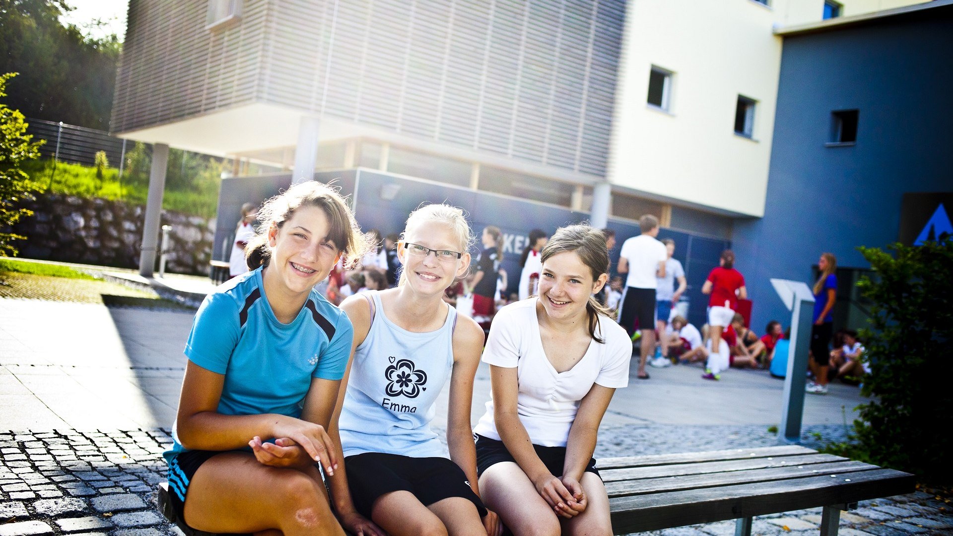 Jugendliche vor der Sport|Jugendherberge Bad Tölz, © Deutsches Jugendherbergswerk Landesverband Bayern e.V. Jugendliche vor der Sport|Jugendherberge Bad Tölz, © Deutsches Jugendherbergswerk Landesverband Bayern e.V.