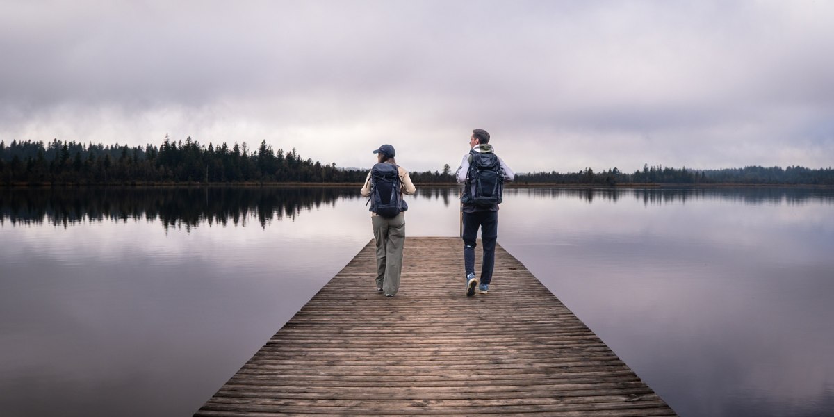 Die Pilgerwege führen auf knapp 100 km von Kloster zu Kloster durch das Tölzer Land - hier genießen die zwei Pilger den Kirchseeblick in der Nähe des Klosters Reutberg. , © Tölzer Land Tourismus|Chris Reigl Die Pilgerwege führen auf knapp 100 km von Kloster zu Kloster durch das Tölzer Land - hier genießen die zwei Pilger den Kirchseeblick in der Nähe des Klosters Reutberg. , © Tölzer Land Tourismus|Chris Reigl