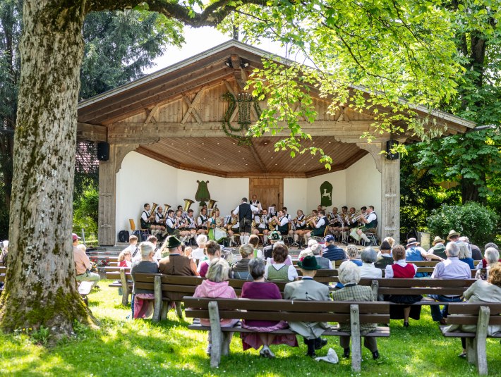 In den Sommermonaten spielt die Blaskapelle Lenggries freitags im Kurpark der Gemeine Lenggries, © Tourismus Lenggries, Foto: Adrian Greiter In den Sommermonaten spielt die Blaskapelle Lenggries freitags im Kurpark der Gemeine Lenggries, © Tourismus Lenggries, Foto: Adrian Greiter