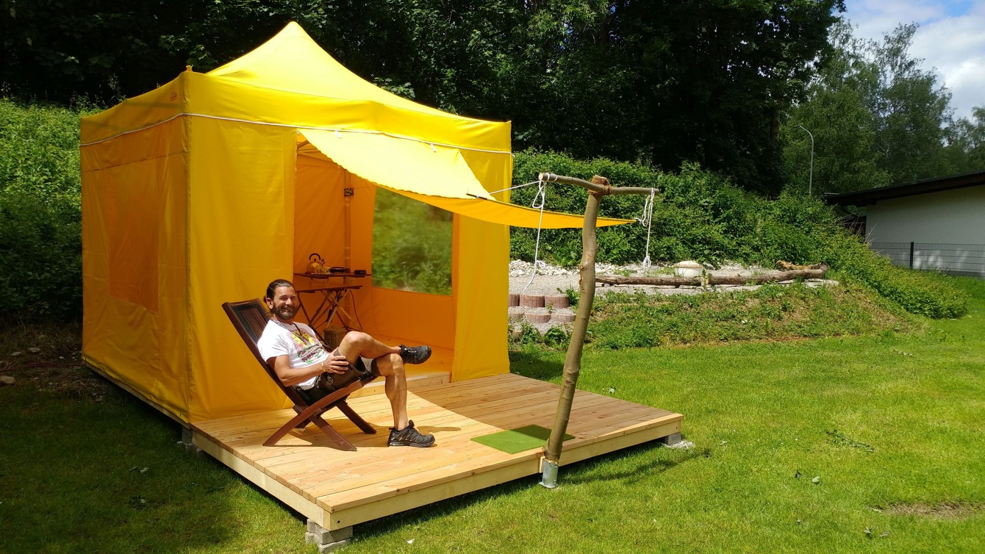 Michael Kramer vom Campingplatz Wolfratshausen vor einem seiner "Büro-Zelte", © Stadt Wolfratshausen Michael Kramer vom Campingplatz Wolfratshausen vor einem seiner "Büro-Zelte", © Stadt Wolfratshausen