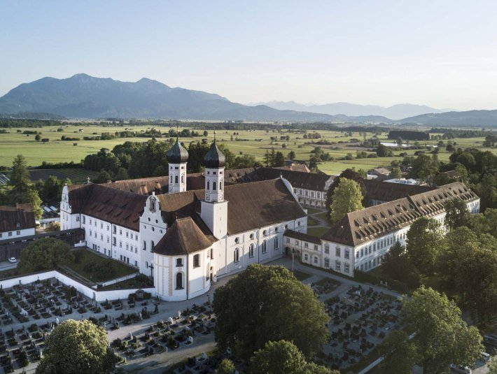 Kloster Benediktbeuern mit Blick auf die Benediktenwand, © Tölzer Land Tourismus / Foto Peter von Felbert Kloster Benediktbeuern mit Blick auf die Benediktenwand, © Tölzer Land Tourismus / Foto Peter von Felbert