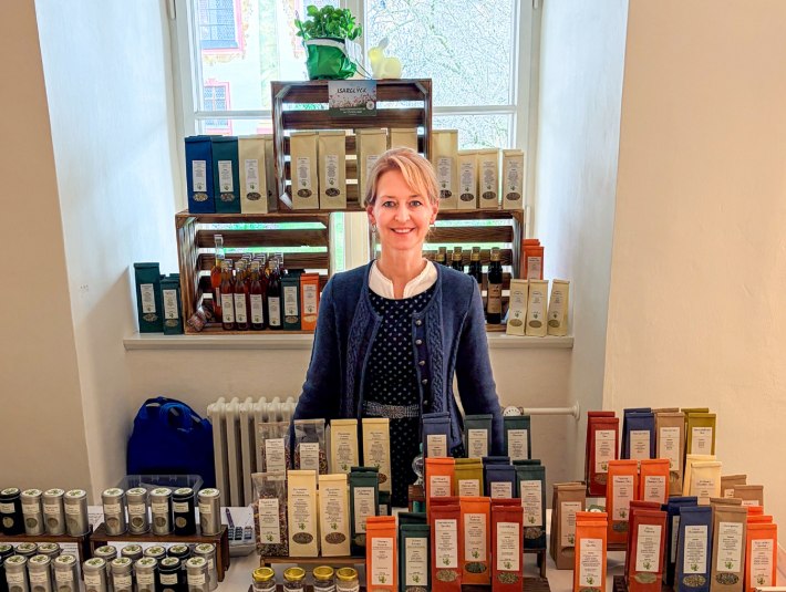 Die Inhaberin von Isarglÿck am Verkaufsstand mit ihren Kräuterprodukten, © Isarglÿck, Yvonne Öttl Die Inhaberin von Isarglÿck am Verkaufsstand mit ihren Kräuterprodukten, © Isarglÿck, Yvonne Öttl