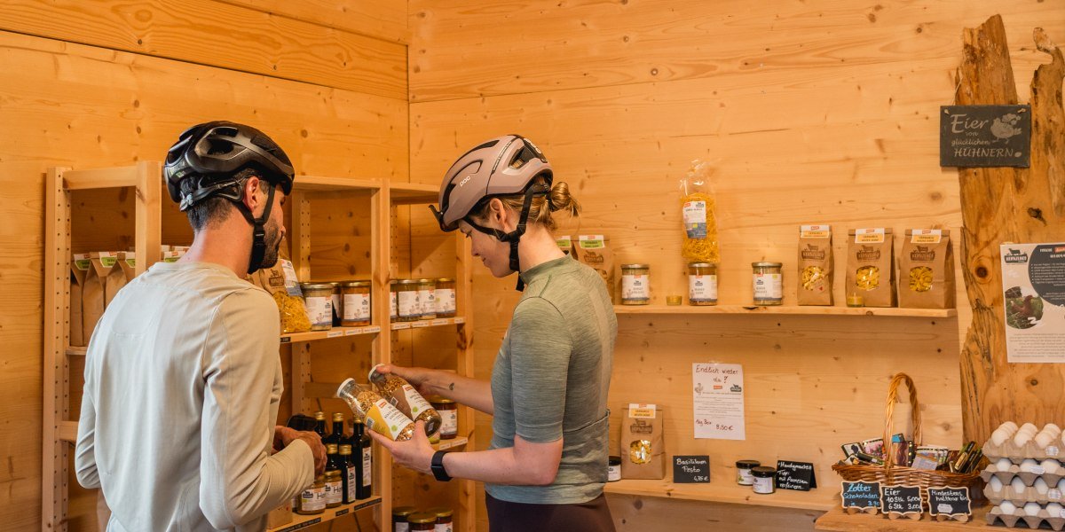 Demeter Produkte rund ums Huhn, hofeigene Getreideprodukte & Müslis, © Thomas Anton Binder Demeter Produkte rund ums Huhn, hofeigene Getreideprodukte & Müslis, © Thomas Anton Binder