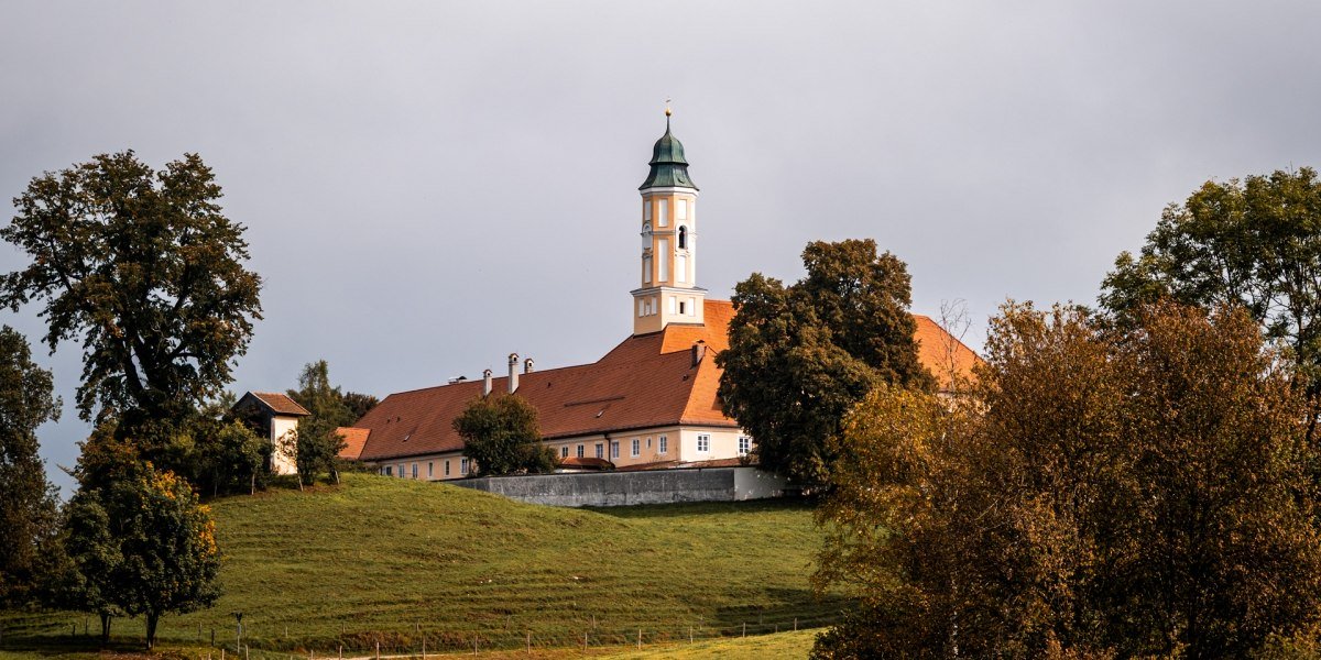 Blick auf Kloster Reutberg, © Tölzer Land Tourismus, Foto: Chris Geigl Blick auf Kloster Reutberg, © Tölzer Land Tourismus, Foto: Chris Geigl