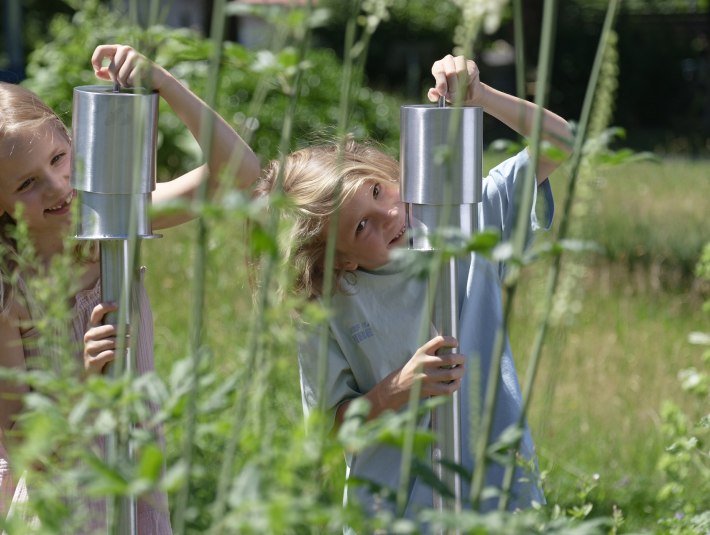 Viel Freude haben Kinder an den Mitmachstationen im Kräuter-Erlebnis-Park Bad Heilbrunn rund um das Kräuterrätsel um eine vergessliche Fee., © Lisa Bahnmüller Viel Freude haben Kinder an den Mitmachstationen im Kräuter-Erlebnis-Park Bad Heilbrunn rund um das Kräuterrätsel um eine vergessliche Fee., © Lisa Bahnmüller