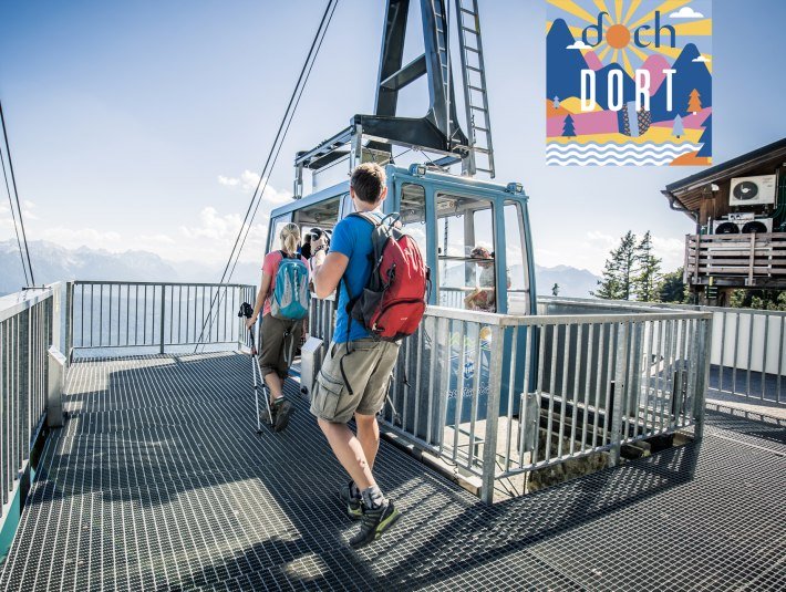 Wanderer an der Bergstation vor einer Gondel der Herzogstandbahn mit dem Logo des Podcasts "dochDort", © Thomas Kujat (Herzogstandbahn) und dochdort.de (Logo Podcast) Wanderer an der Bergstation vor einer Gondel der Herzogstandbahn mit dem Logo des Podcasts "dochDort", © Thomas Kujat (Herzogstandbahn) und dochdort.de (Logo Podcast)