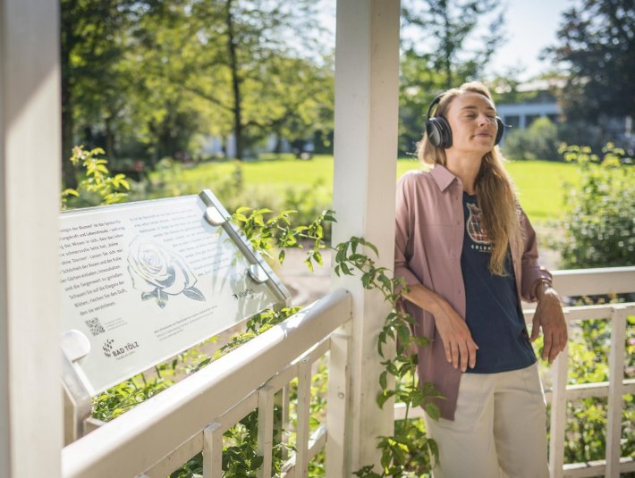 Rosige Auszeit: Sonne im Gesicht, Rosenduft in der Luft, eine Meditation im Ohr – der Rosenpark in Bad Tölz verspricht pure Entspannung und besinnliche Momente., © Tölzer Land Tourismus|Dietmar Denger Rosige Auszeit: Sonne im Gesicht, Rosenduft in der Luft, eine Meditation im Ohr – der Rosenpark in Bad Tölz verspricht pure Entspannung und besinnliche Momente., © Tölzer Land Tourismus|Dietmar Denger
