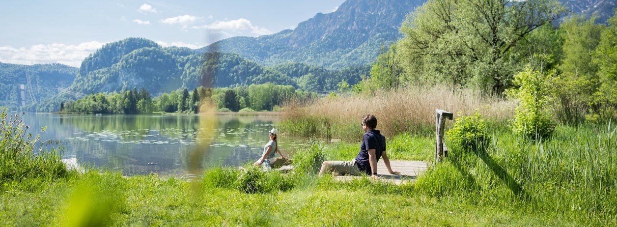 Eine kleine Pause am Ufer des Kochelsees bei Schlehdorf, © Tölzer Land Tourismus/Deutsche Alpenstraße|Dietmar Denger Eine kleine Pause am Ufer des Kochelsees bei Schlehdorf, © Tölzer Land Tourismus/Deutsche Alpenstraße|Dietmar Denger