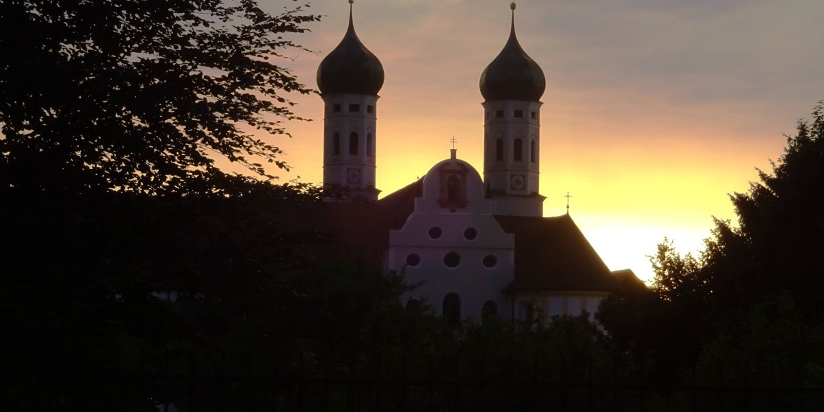 Abendstimmung über der Basilika Benediktbeuern, © Tourist Info Benediktbeuern|S. Rauscher Abendstimmung über der Basilika Benediktbeuern, © Tourist Info Benediktbeuern|S. Rauscher