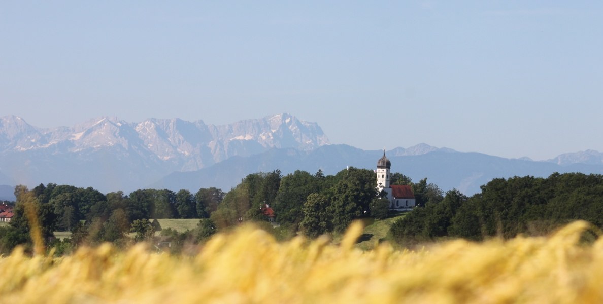 Holzhausen bei Münsing mit Blick auf die Zugspitze, © Tölzer Land Tourismus Holzhausen bei Münsing mit Blick auf die Zugspitze, © Tölzer Land Tourismus