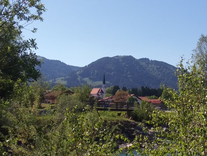 Blick auf Arzbach entlang der Isar, © Tölzer Land Tourismus|J. Kirschenhofer Blick auf Arzbach entlang der Isar, © Tölzer Land Tourismus|J. Kirschenhofer