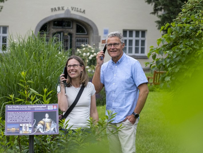 Audiodateien ergänzen die Infostafeln entlang des Geschichtspfads in Bad Heilbrunn - hier vor der Park Villa, © Lisa Bahnmüller Audiodateien ergänzen die Infostafeln entlang des Geschichtspfads in Bad Heilbrunn - hier vor der Park Villa, © Lisa Bahnmüller