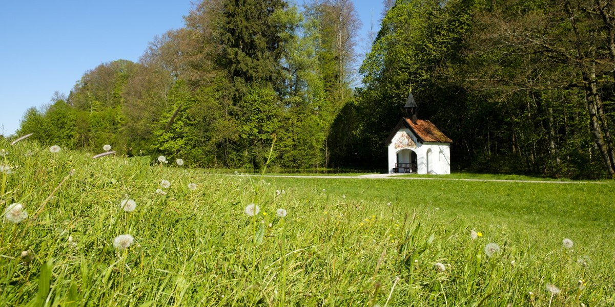 Ein Ort der kurzen Einkehr - die Antoniuskapelle, © Tölzer Land Tourismus, Foto: Lisa Bahnmüller Ein Ort der kurzen Einkehr - die Antoniuskapelle, © Tölzer Land Tourismus, Foto: Lisa Bahnmüller