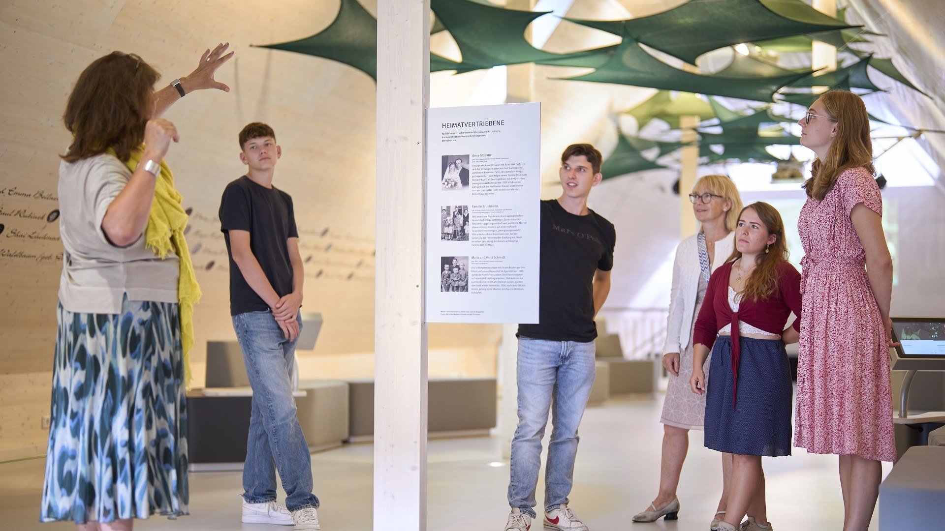 Im BADEHAUS in Wolfratshausen/Waldram wird in multimedialen Ausstellungen mit originalen Gegenständen jüngste Zeitgeschichte veranschaulicht., © BADEHAUS|Jan Greune Im BADEHAUS in Wolfratshausen/Waldram wird in multimedialen Ausstellungen mit originalen Gegenständen jüngste Zeitgeschichte veranschaulicht., © BADEHAUS|Jan Greune