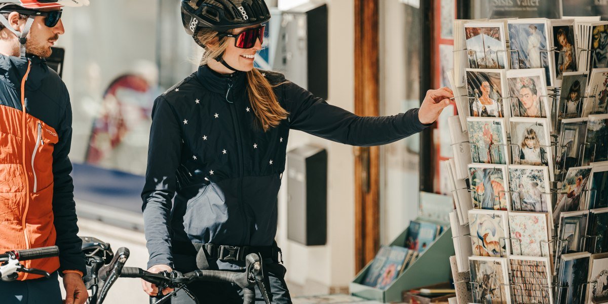 Durch die historische Altstadt schiebt man gerne mit dem Fahrrad von Laden zu Laden der Fußgängerzone., © Oberbayern.de|Aline Köhler Durch die historische Altstadt schiebt man gerne mit dem Fahrrad von Laden zu Laden der Fußgängerzone., © Oberbayern.de|Aline Köhler
