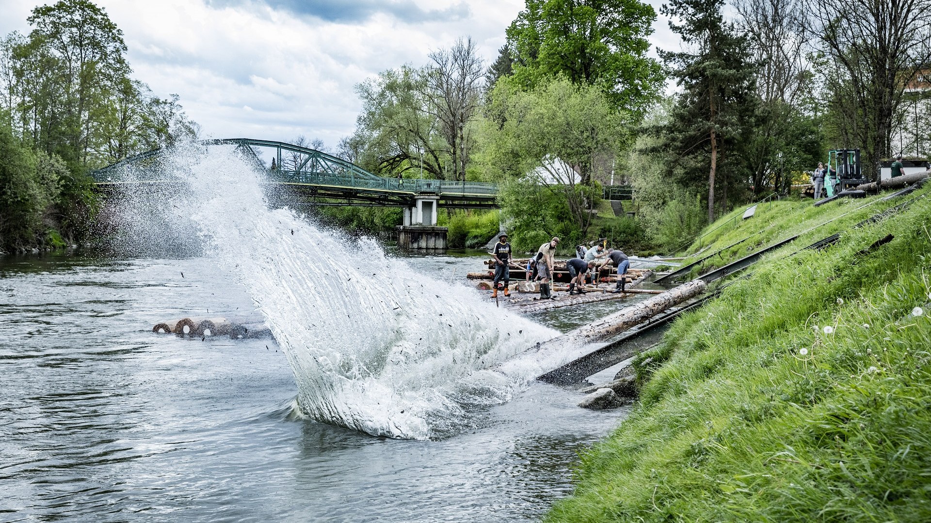 Neues Baumaterial für's Isarfloß, © Stadt Wolfratshausen|Adrian Greiter Neues Baumaterial für's Isarfloß, © Stadt Wolfratshausen|Adrian Greiter