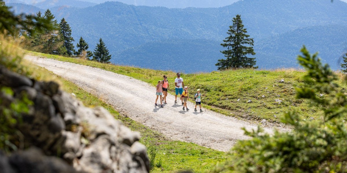 Familie wandert auf dem Panoramaweg, © Tourismus Lenggries Familie wandert auf dem Panoramaweg, © Tourismus Lenggries
