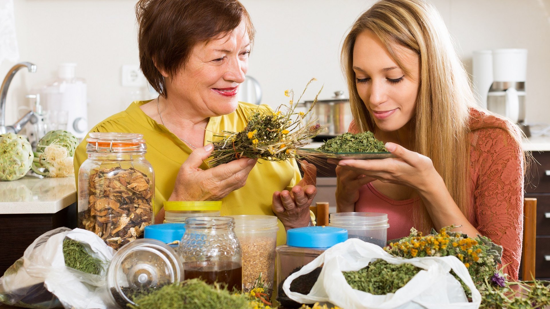 Tölzer Veg: Neues auszuprobieren und sich schrittweise einem gesunden und bewussten Lebensstil zu nähern. Zum Beispiel bei den Kochkursen, die in die Geheimnisse des Fermentierens oder der ayurvedischen Küche einweihen. Atem- und Klangmeditation, tibetisches Heilyoga oder Aroma Yoga mit ätherischen Ölen können helfen, „runter zu kommen“ und im Alltag zu entspannen., © Stadt Bad Tölz (c)Shutterstock Tölzer Veg: Neues auszuprobieren und sich schrittweise einem gesunden und bewussten Lebensstil zu nähern. Zum Beispiel bei den Kochkursen, die in die Geheimnisse des Fermentierens oder der ayurvedischen Küche einweihen. Atem- und Klangmeditation, tibetisches Heilyoga oder Aroma Yoga mit ätherischen Ölen können helfen, „runter zu kommen“ und im Alltag zu entspannen., © Stadt Bad Tölz (c)Shutterstock