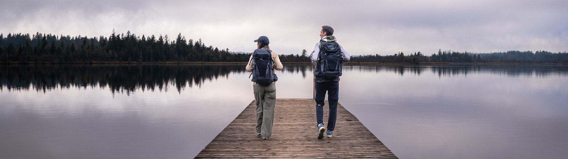 Die Pilgerwege führen auf knapp 100 km von Kloster zu Kloster durch das Tölzer Land - hier genießen die zwei Pilger den Kirchseeblick in der Nähe des Klosters Reutberg. , © Tölzer Land Tourismus|Chris Reigl Die Pilgerwege führen auf knapp 100 km von Kloster zu Kloster durch das Tölzer Land - hier genießen die zwei Pilger den Kirchseeblick in der Nähe des Klosters Reutberg. , © Tölzer Land Tourismus|Chris Reigl