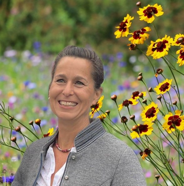 Die Kräuterpädagogin Alexandra Winzenhöller unternimmt gerne mit Gästen Kräuterwanderungen und bietet auch Kräuterworkshops an., © Alexandra Winzenhöller Die Kräuterpädagogin Alexandra Winzenhöller unternimmt gerne mit Gästen Kräuterwanderungen und bietet auch Kräuterworkshops an., © Alexandra Winzenhöller