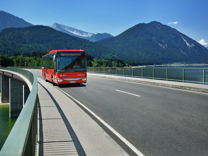 RVO-Bus am Sylvensteinsee/Lenggries mit Schrafreuter im HIntergrund, © DB Regio Bus, Region Bayern RVO-Bus am Sylvensteinsee/Lenggries mit Schrafreuter im HIntergrund, © DB Regio Bus, Region Bayern