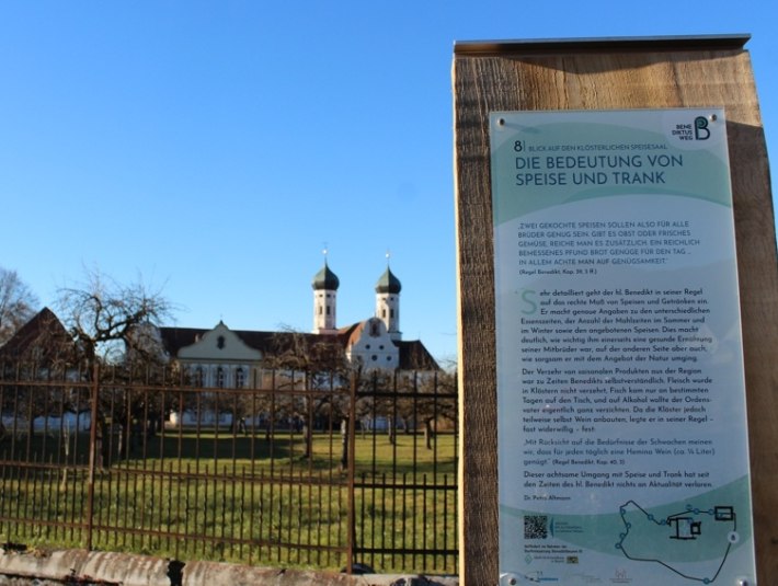 Kloster Benediktbeuern mit Stele Benediktusweg Kloster Benediktbeuern mit Stele Benediktusweg