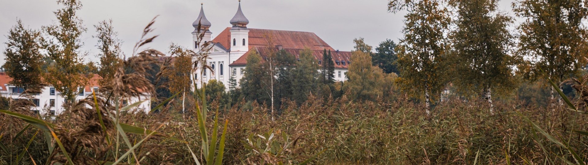 Blick auf Kloster Schlehdorf, © Tölzer Land Tourismus|Chris Geigl, sowhatwetravel Blick auf Kloster Schlehdorf, © Tölzer Land Tourismus|Chris Geigl, sowhatwetravel