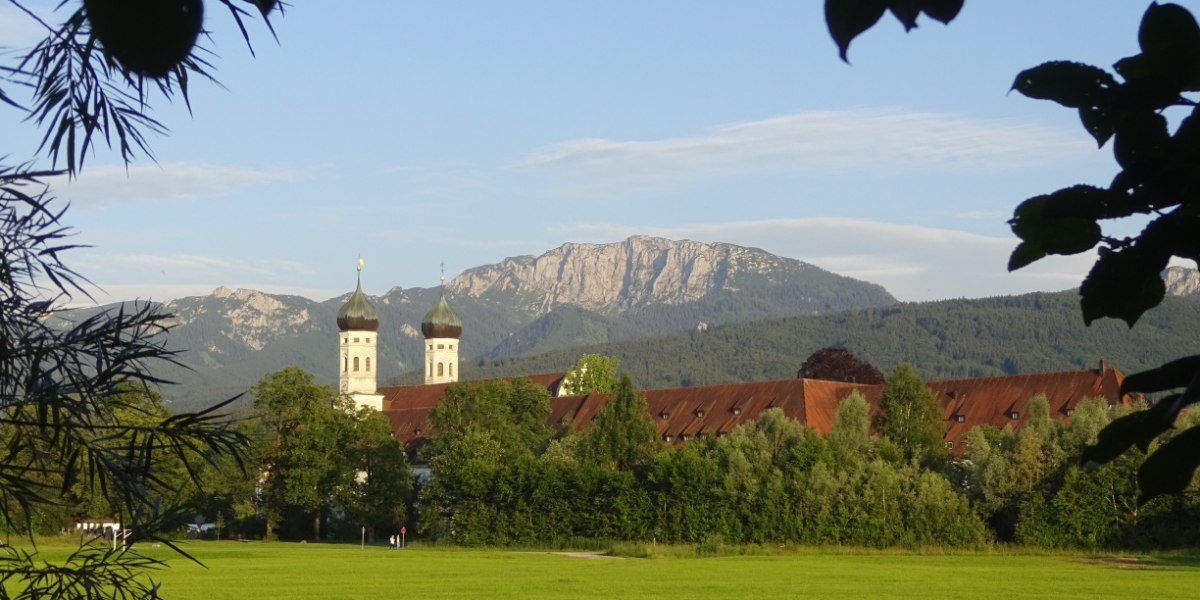Kloster Benediktbeuern mit Benediktenwand, © Tölzer Land Tourismus Kloster Benediktbeuern mit Benediktenwand, © Tölzer Land Tourismus