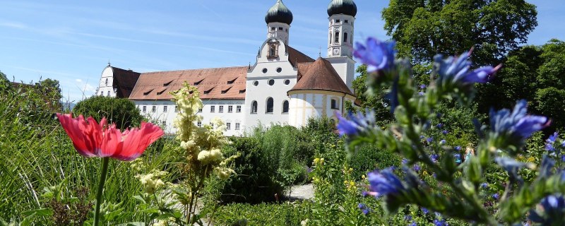 Blick zur Basilika vom Meditationsgarten, © Gästeinformation Benediktbeuern Blick zur Basilika vom Meditationsgarten, © Gästeinformation Benediktbeuern
