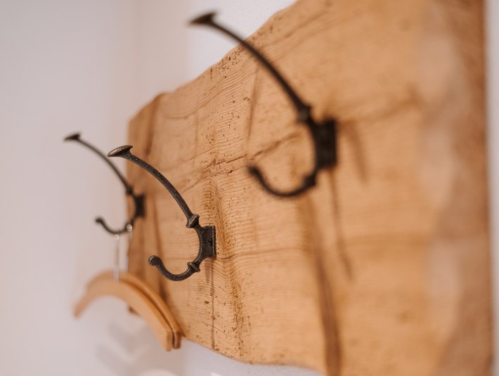Aus Alt mach neu - eine Garderobe aus einem alten Holzbrett bei einem unserer Gastgeber im Tölzer Land, © Tölzer Land Tourismus|Leonie Lorenz Aus Alt mach neu - eine Garderobe aus einem alten Holzbrett bei einem unserer Gastgeber im Tölzer Land, © Tölzer Land Tourismus|Leonie Lorenz