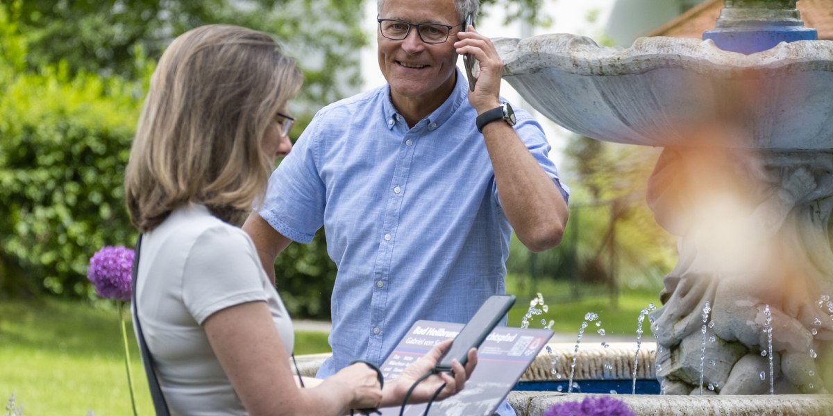 Auf dem Bad Heilbrunner Geschichtspfad unterwegs, © Gästeinformation Bad Heilbrunn|(c) Lisa Bahnmüller Auf dem Bad Heilbrunner Geschichtspfad unterwegs, © Gästeinformation Bad Heilbrunn|(c) Lisa Bahnmüller