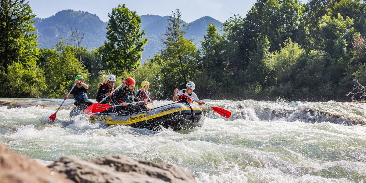 Rafting Boot mit sieben Personen auf der wilden Isar in Lenggries., © Tourismus Lenggries, Adrian Greiter Rafting Boot mit sieben Personen auf der wilden Isar in Lenggries., © Tourismus Lenggries, Adrian Greiter
