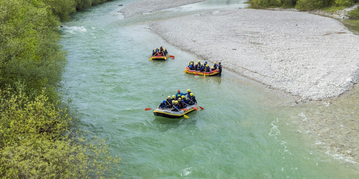 Mit dem Schlauchtboot auf der Isar mit erfahrenen TourGuides unterwegs.
Das Bild zeigt drei vollbesetzte Schlauchboote im türkisblauen Flusswasser. Die Wassersportler tragen gelbe Helme, Rettungswesten und dunkle Neoprenanzüge, © Tourismus Lenggries|Foto: Christian Bäck Mit dem Schlauchtboot auf der Isar mit erfahrenen TourGuides unterwegs.
Das Bild zeigt drei vollbesetzte Schlauchboote im türkisblauen Flusswasser. Die Wassersportler tragen gelbe Helme, Rettungswesten und dunkle Neoprenanzüge, © Tourismus Lenggries|Foto: Christian Bäck
