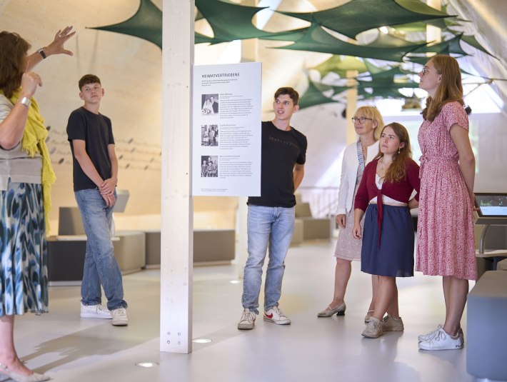 Im BADEHAUS in Wolfratshausen/Waldram wird in multimedialen Ausstellungen mit originalen Gegenständen jüngste Zeitgeschichte veranschaulicht., © BADEHAUS|Jan Greune Im BADEHAUS in Wolfratshausen/Waldram wird in multimedialen Ausstellungen mit originalen Gegenständen jüngste Zeitgeschichte veranschaulicht., © BADEHAUS|Jan Greune